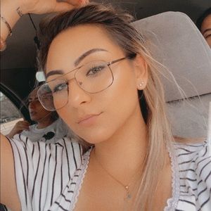 Meet your Posher, Noura